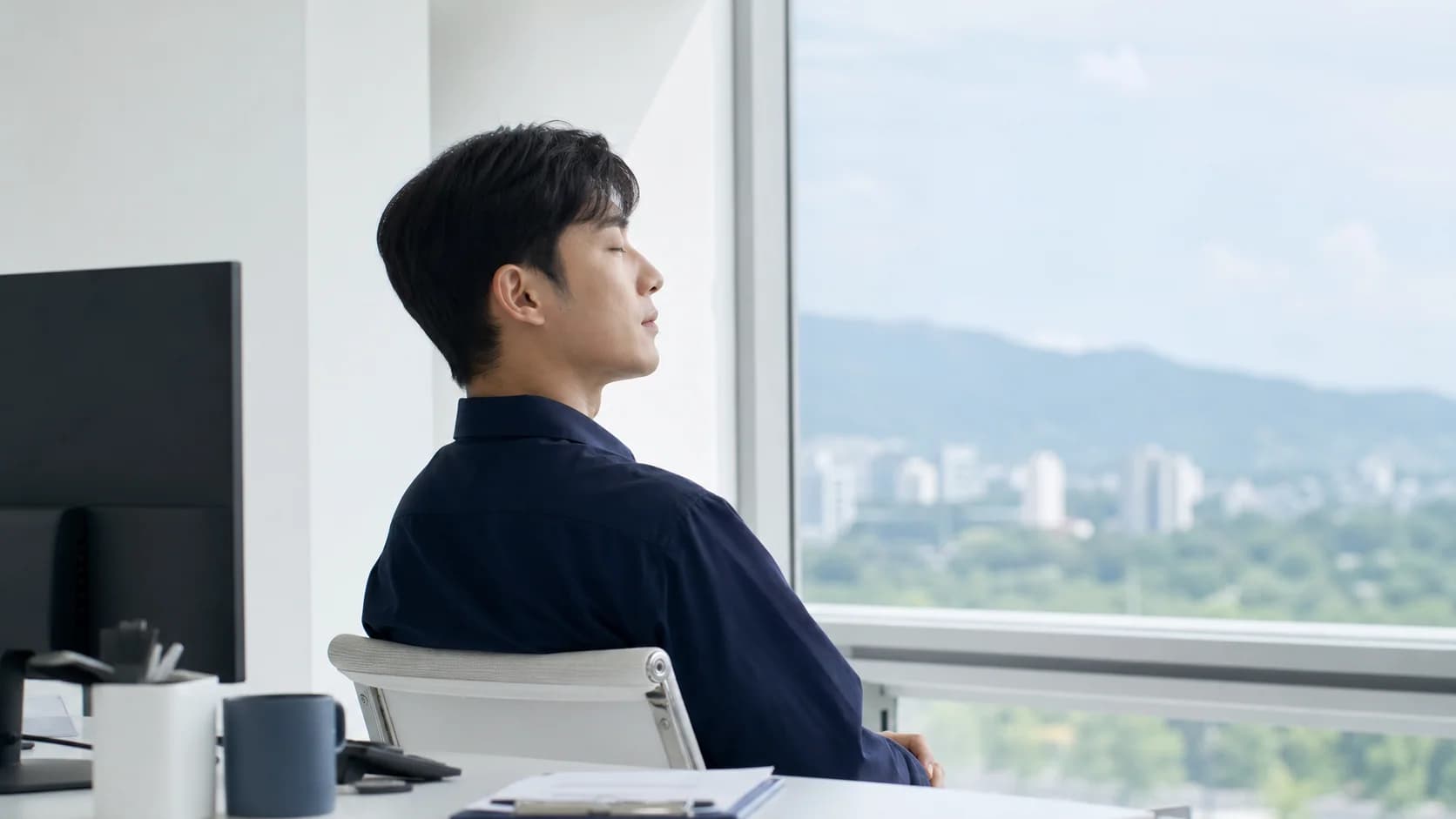 화면에서 시선을 떼고 먼 곳을 보며 깜빡이는 휴식 장면