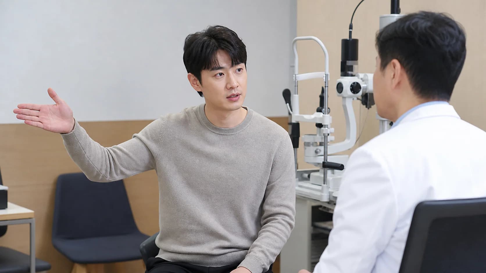 갑자기 생긴 시야 가림을 안과에서 신속히 설명하는 상담 장면