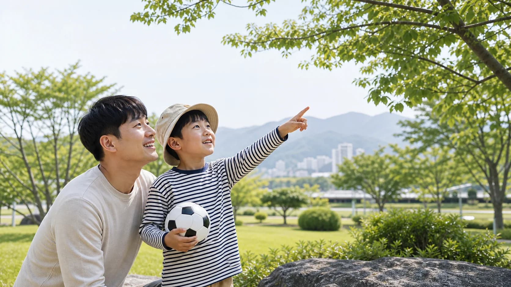 낮에 야외에서 공놀이와 자연 관찰을 하는 아이와 보호자
