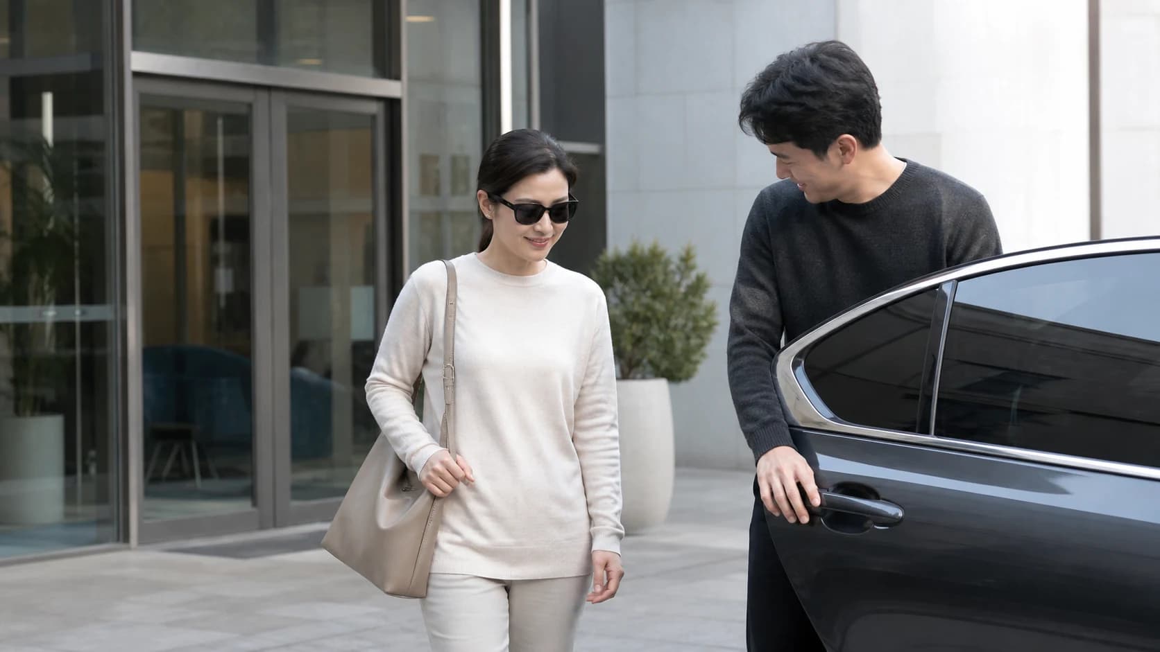 시력교정 수술 당일 직접 운전하지 않고 보호자나 안전한 이동을 준비하는 안내