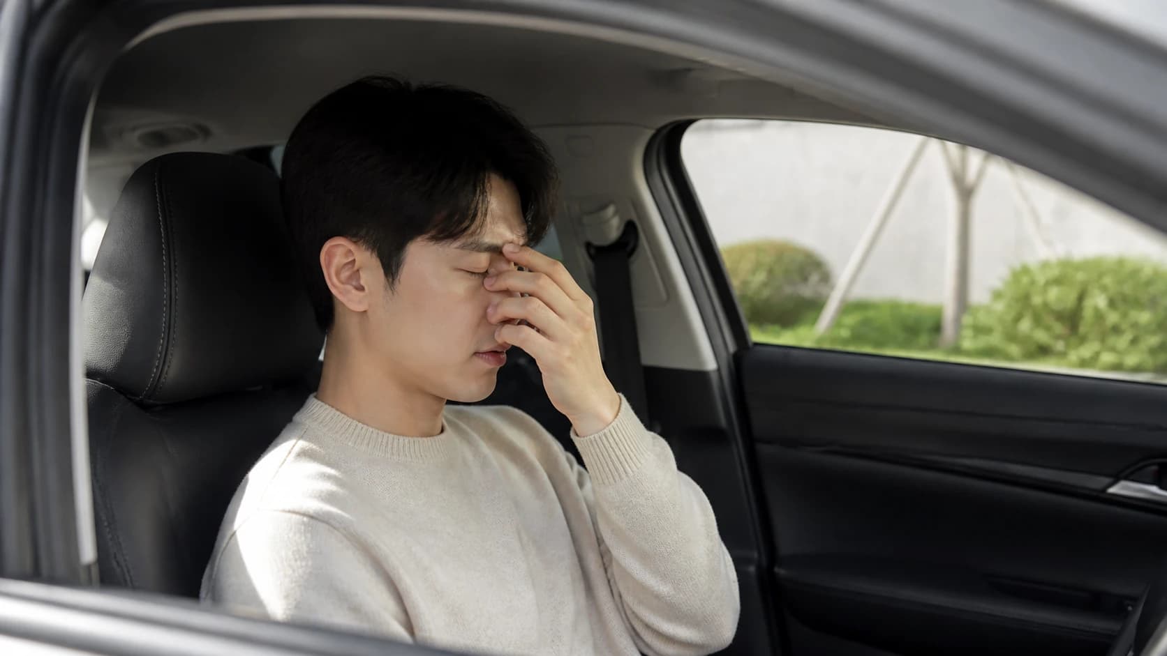 주간과 야간 도로 대비 눈부심 표지판 인지와 양안 기능으로 운전 복귀를 결정하는 정보 도해