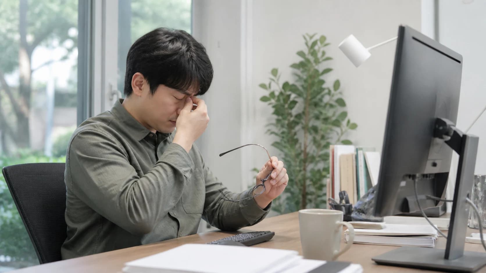 모니터 작업 중 글자 형태 집중도 건조 증상과 휴식 후 회복을 점검하는 정보 도해