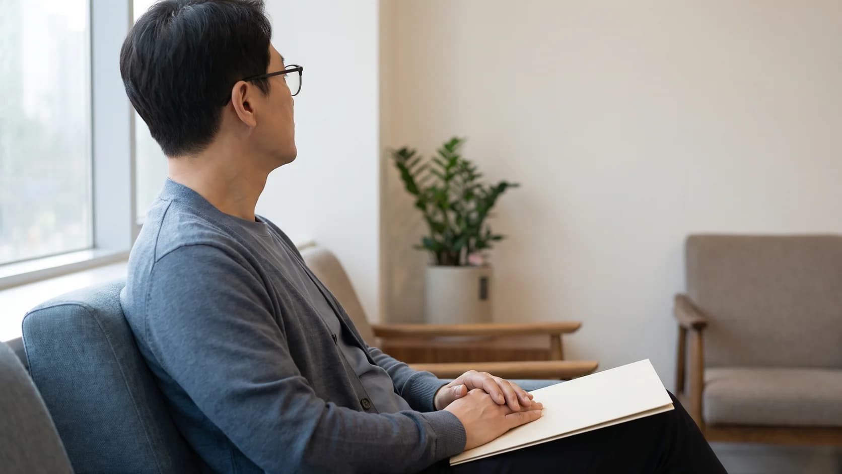 검사 자료를 가지고 돌아가 숙고할 수 있도록 상담을 잠시 멈추는 차분한 장면