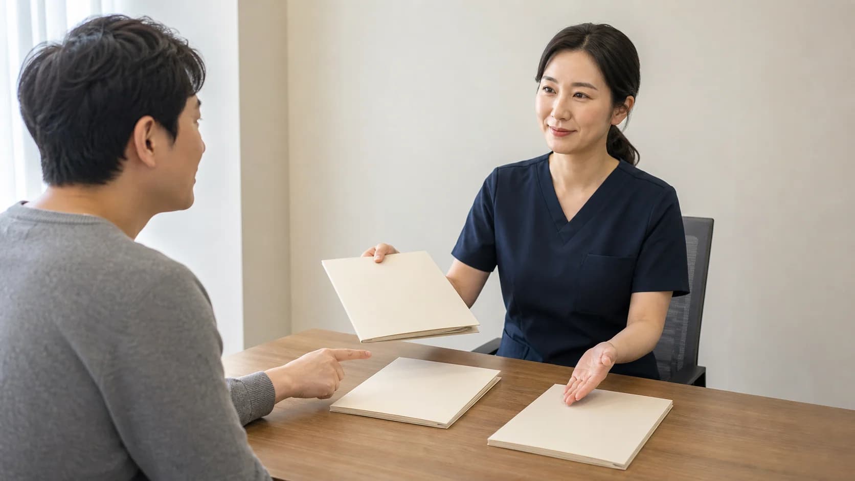 확정 자료를 돌려받고 미결 자료와 후속 자료의 책임 경로를 확인하는 장면