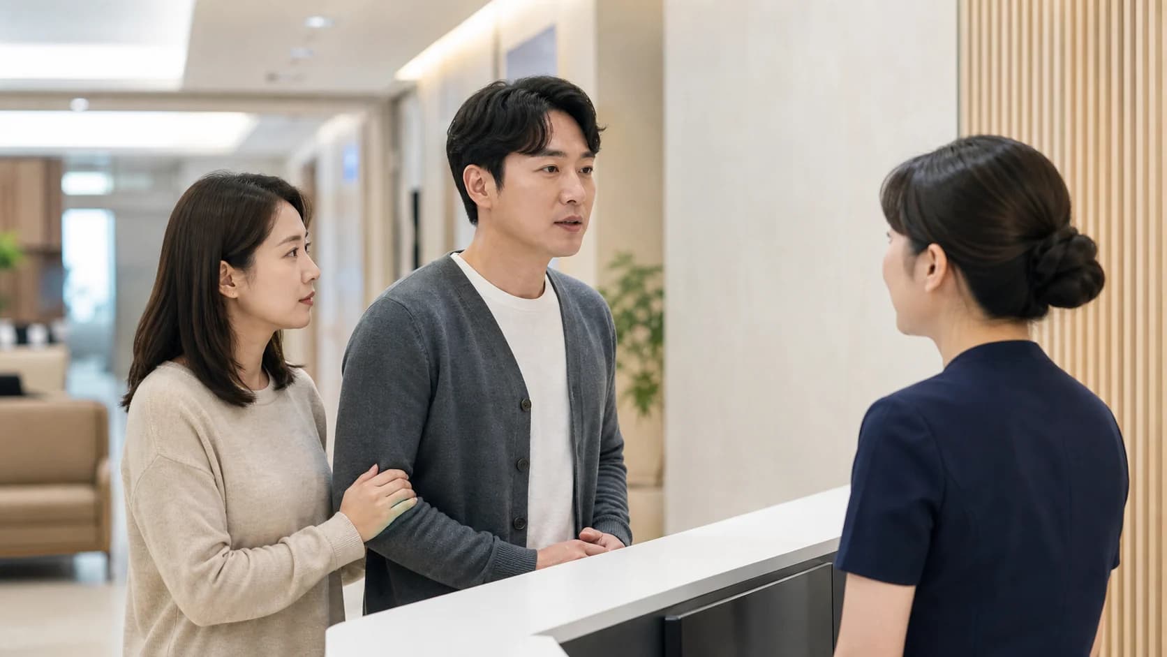 증상을 시각적으로 연출하지 않고 보호자와 함께 안과 평가 창구에 도착한 모습