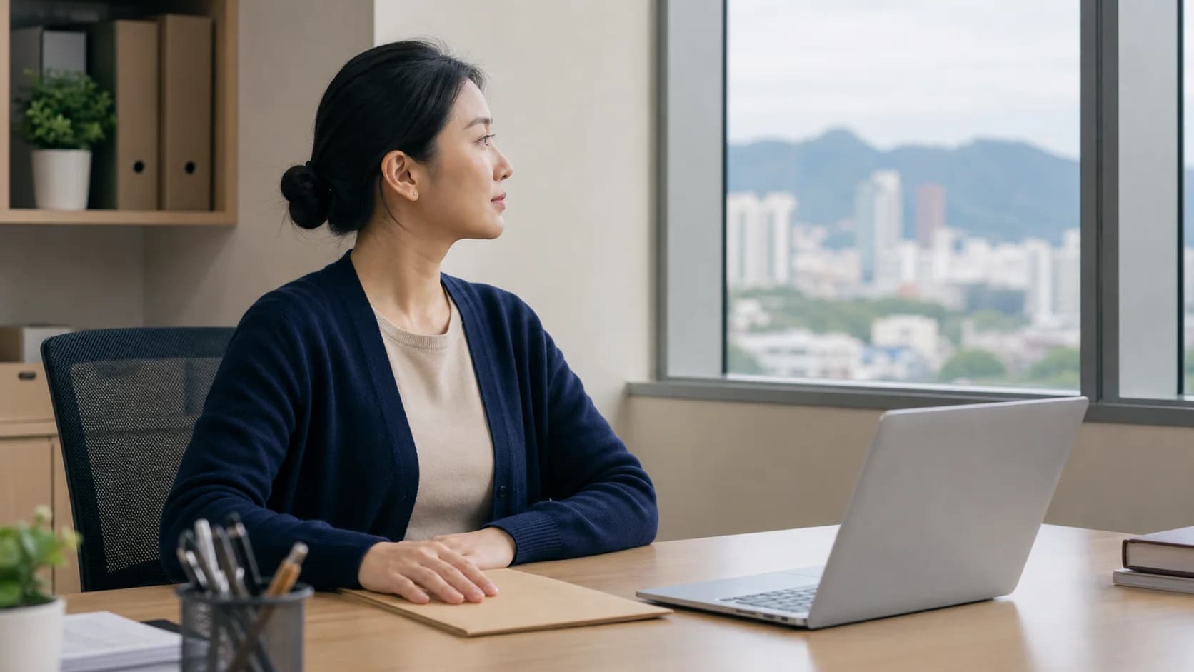 화면 문서 작업을 마친 뒤 먼 창밖을 보고 종이 업무로 전환하는 자연스러운 회복 구간