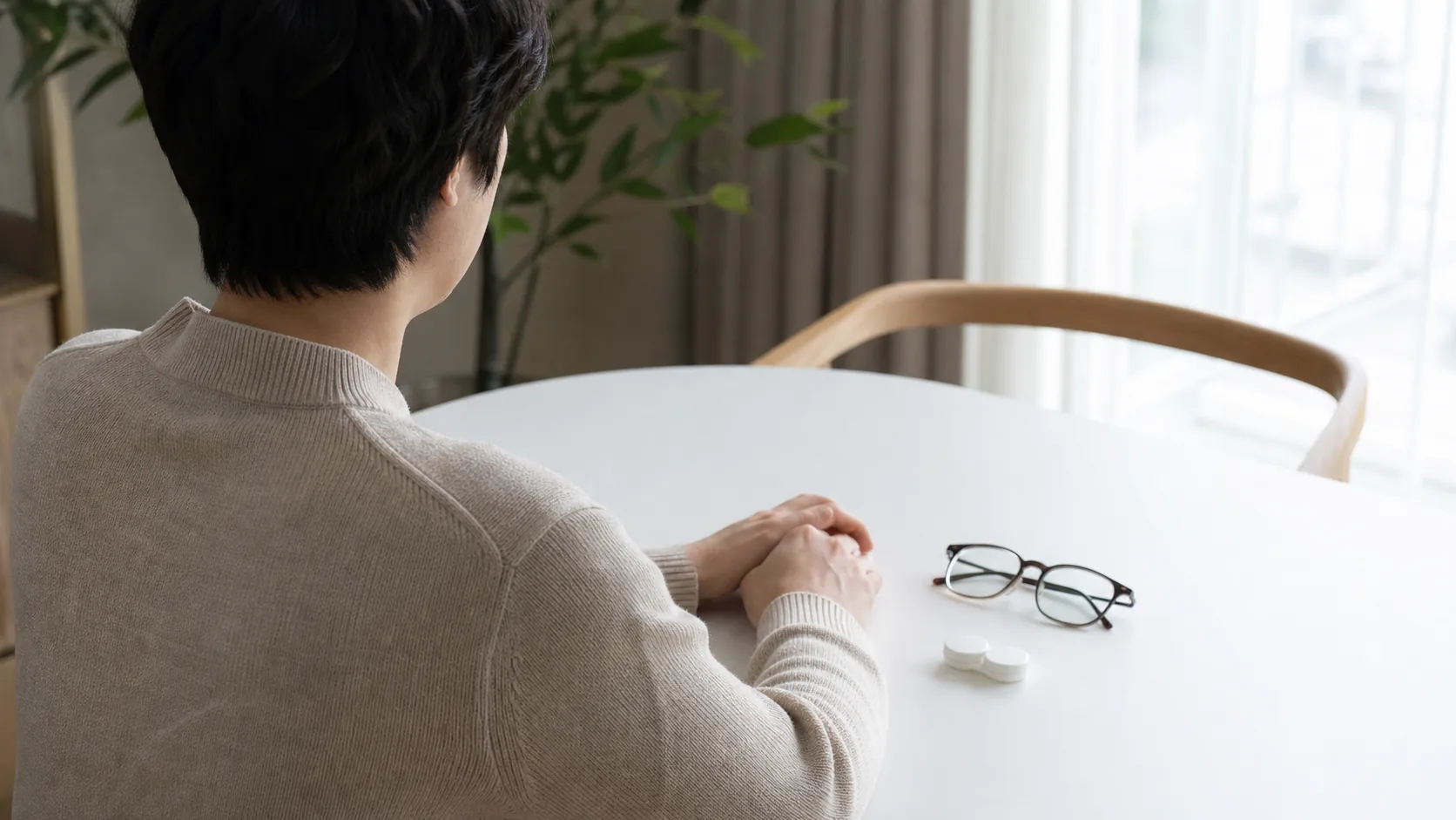 눈을 만지지 않고 안경과 렌즈 용품을 두고 노출 사건을 돌아보는 한국인 성인