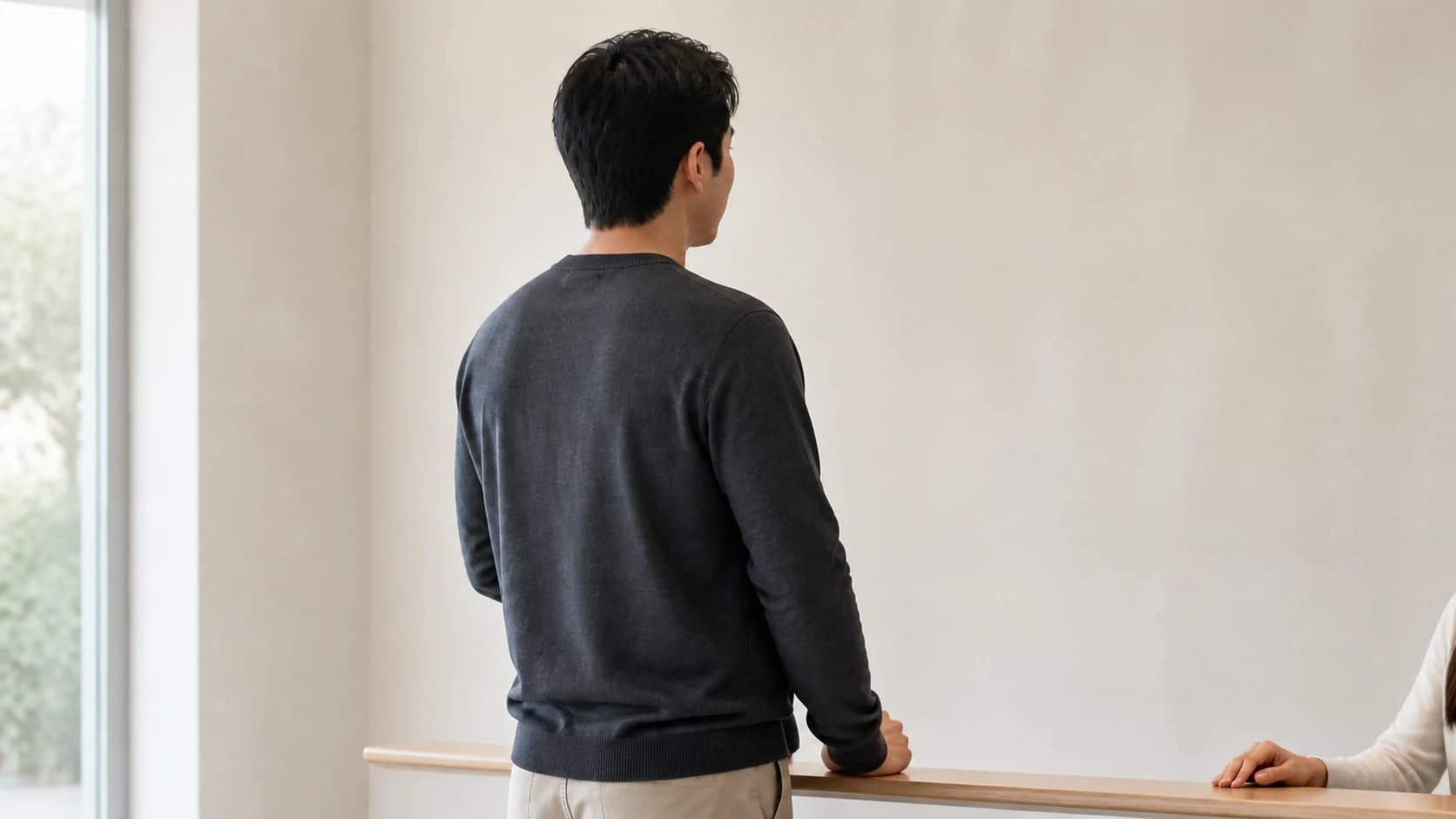 낮 시간 진료 접수 창구 앞에 서 있는 사람의 뒷모습