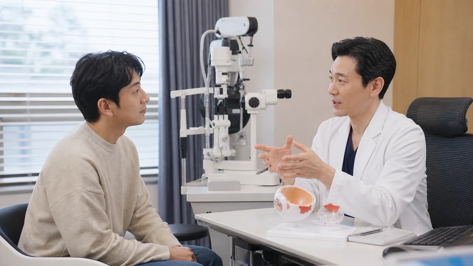 검사근거 장비설명 사후관리 위험고지를 확인하는 상담 장면