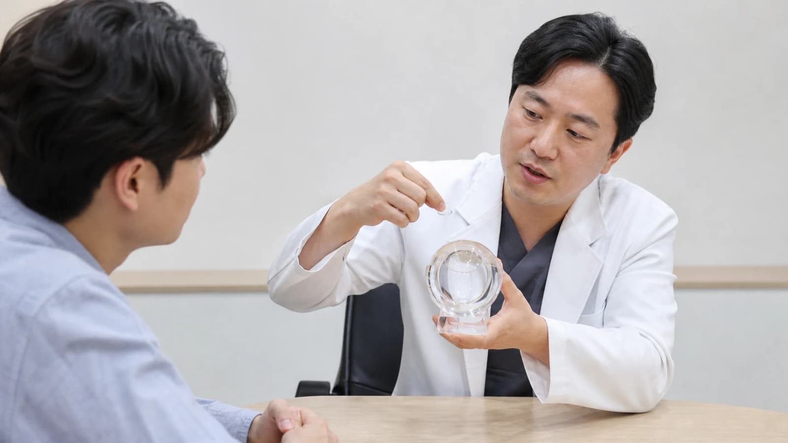 각막 실질에 렌티큘을 만들어 작은 절개로 빼내는 원리를 보여주는 단면도