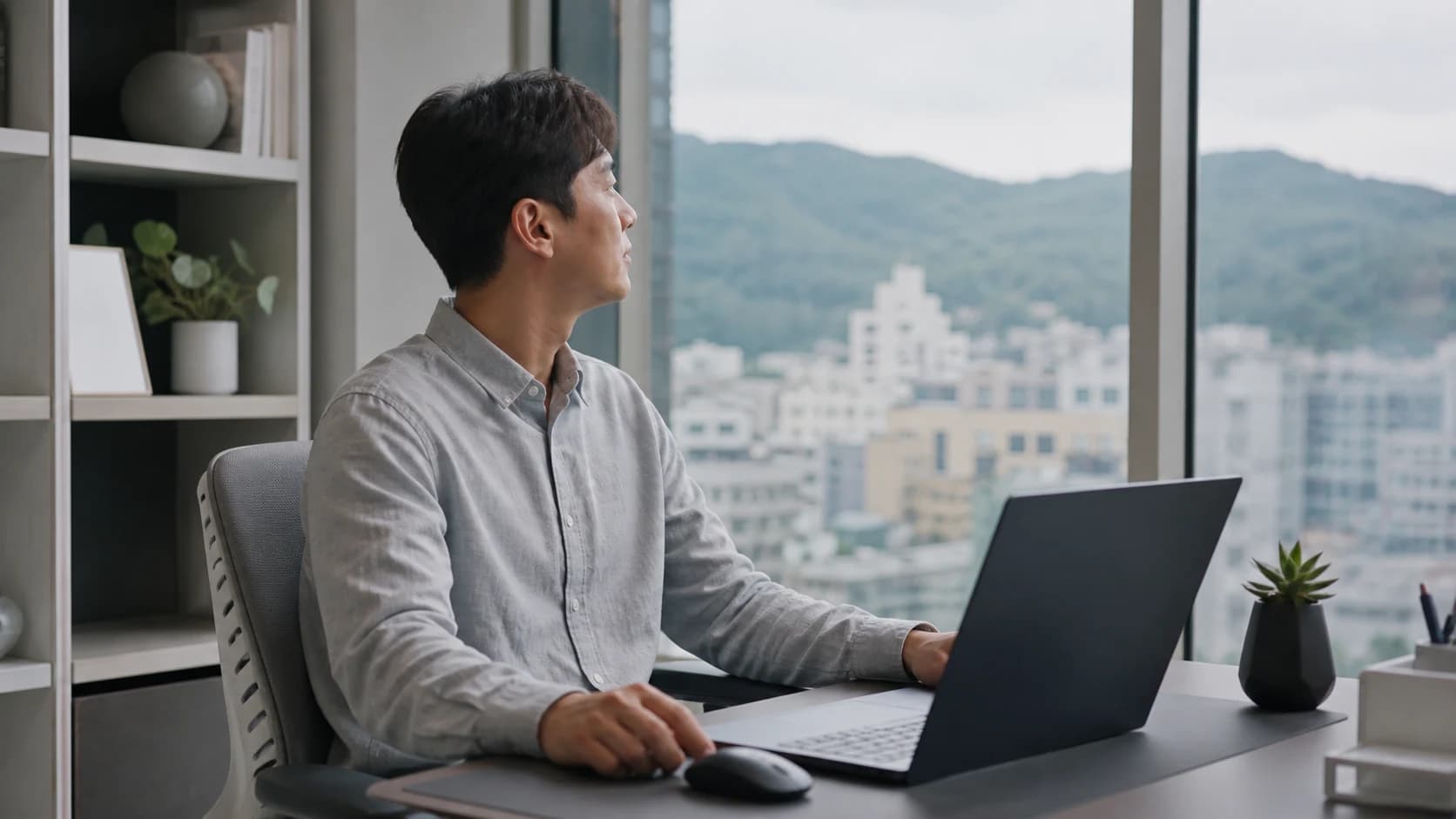 화면과 먼 곳을 번갈아 보며 초점 피로를 관리하는 장면