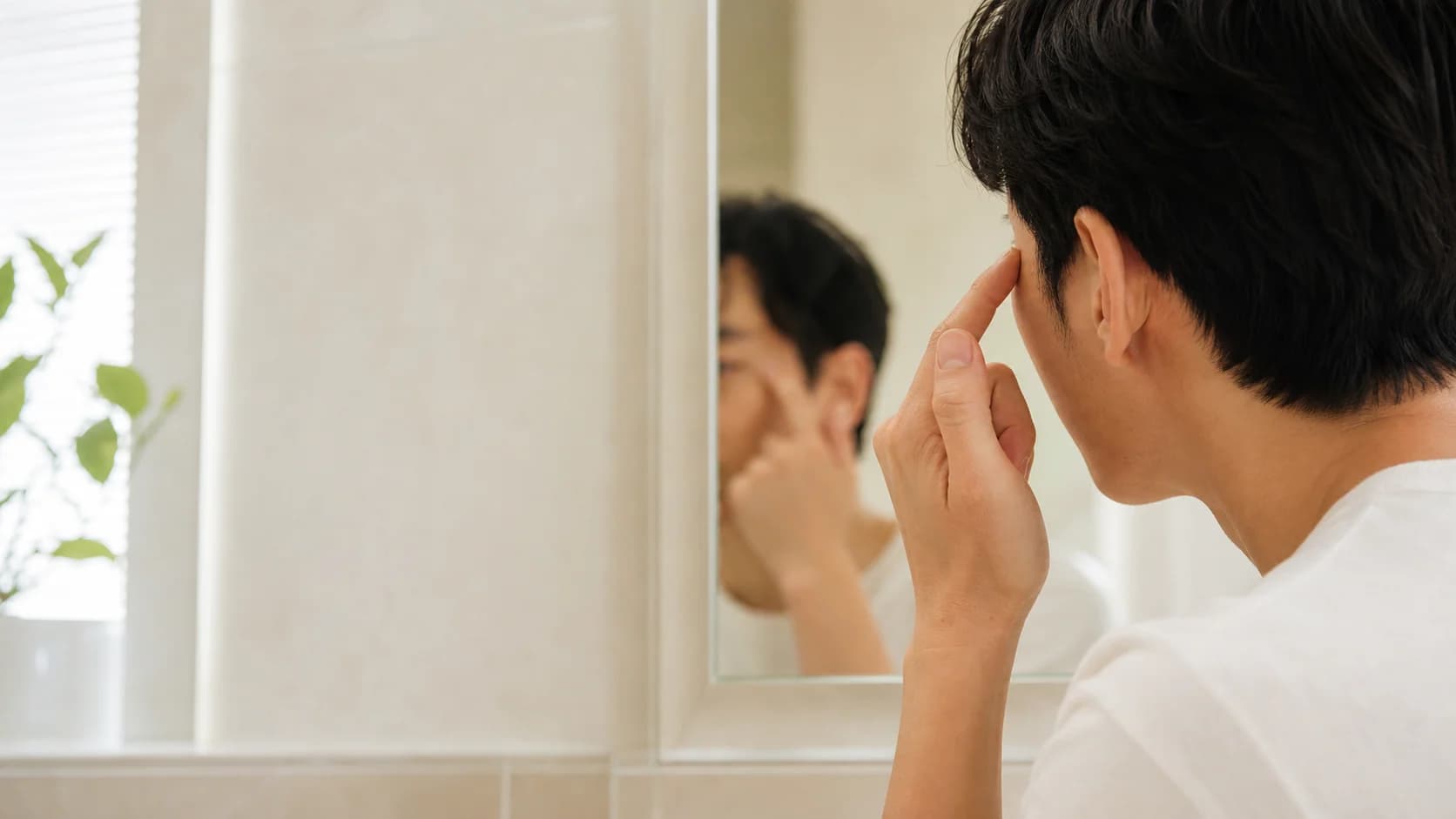 아침에 거울을 보며 눈 부기를 확인하는 장면