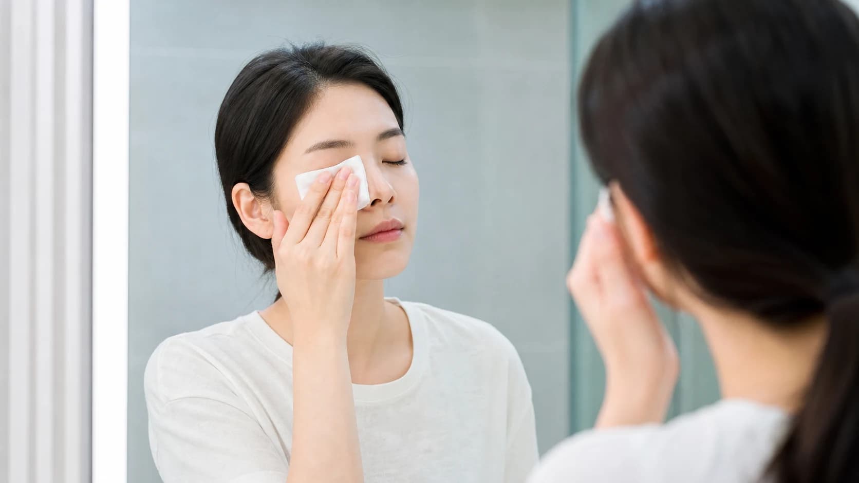 눈을 비비지 않고 부드럽게 화장을 지우는 장면