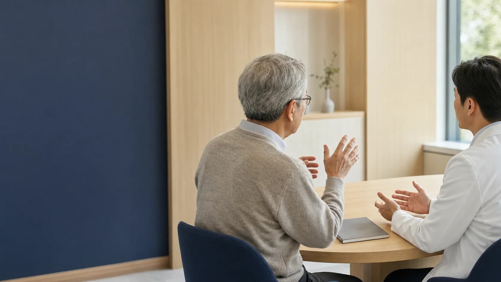 인공수정체 종류를 상담하며 생활 패턴을 이야기하는 장면