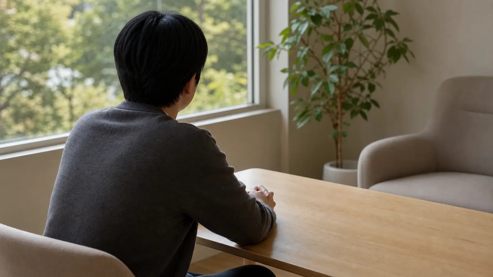 창가 상담 자리에 앉아 설명을 듣고 있는 뒷모습