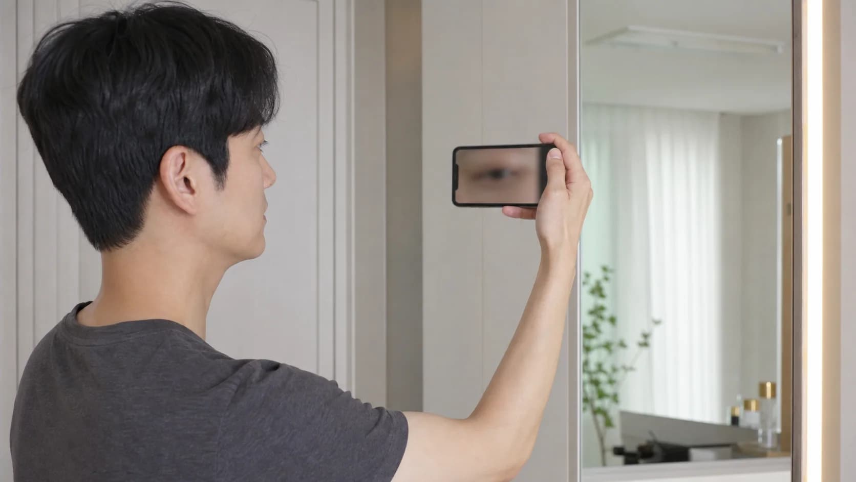 눈꺼풀의 작은 멍울을 손대지 않고 사진으로 기록하는 모습