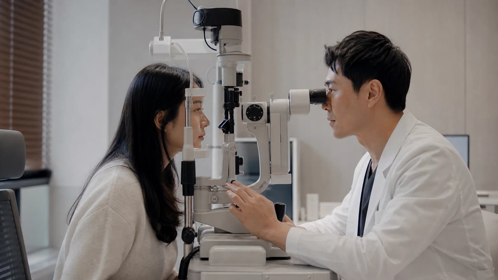 시력교정 위험을 후보 선별 측정과 결정 회복과 조기 발견으로 연결한 네 겹 안전망