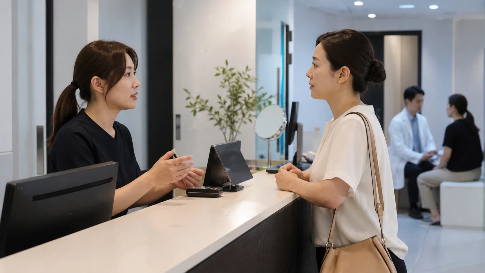 안과 접수에서 질문 긴급 단서를 보존해 예약 당일 즉시 진료와 외부 의뢰 전원 복귀 경로로 분기하는 정보 도해