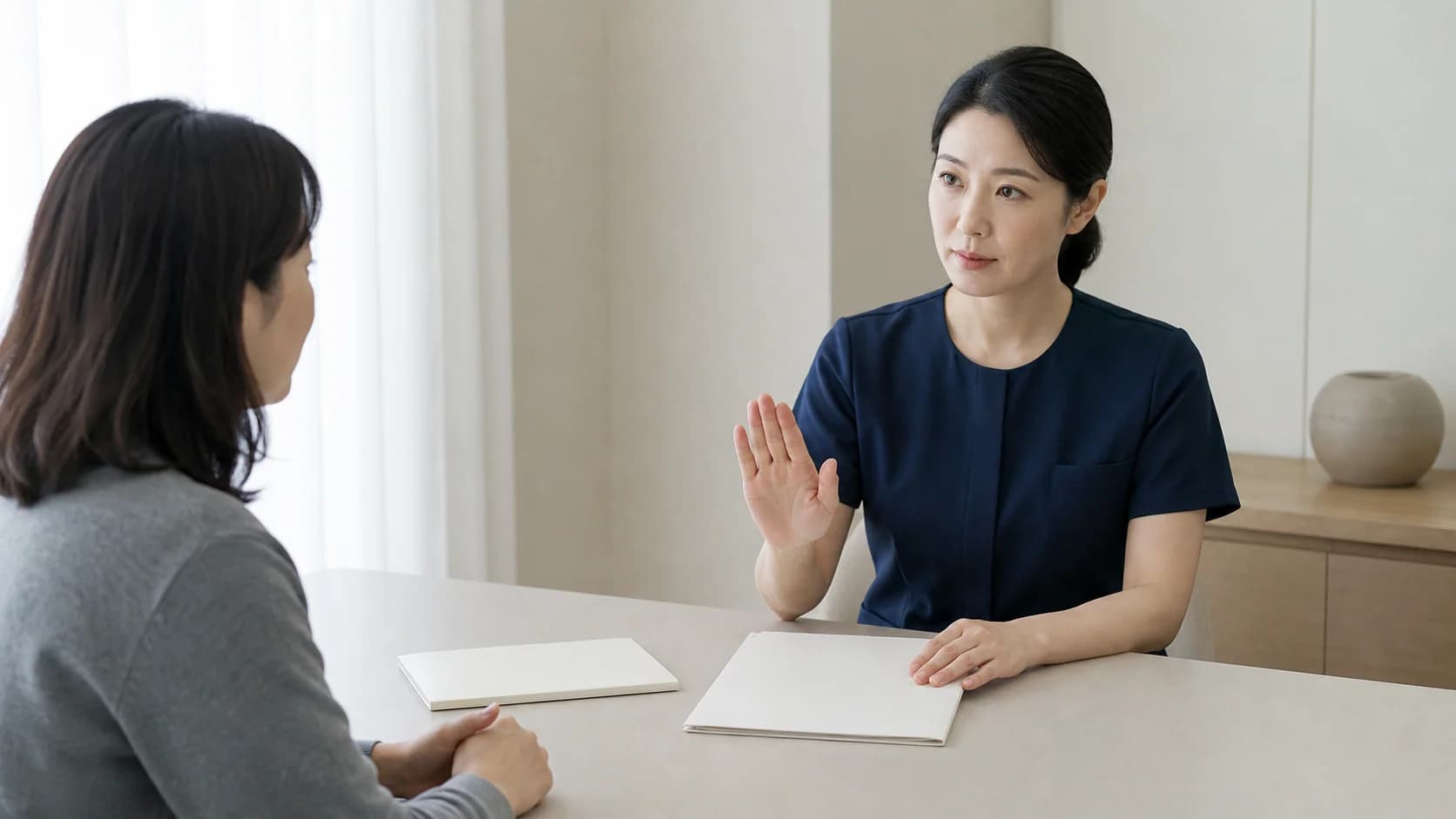 서로 다른 지시 자료 앞에서 행동을 멈추고 최신 자료를 확인하는 상담 장면