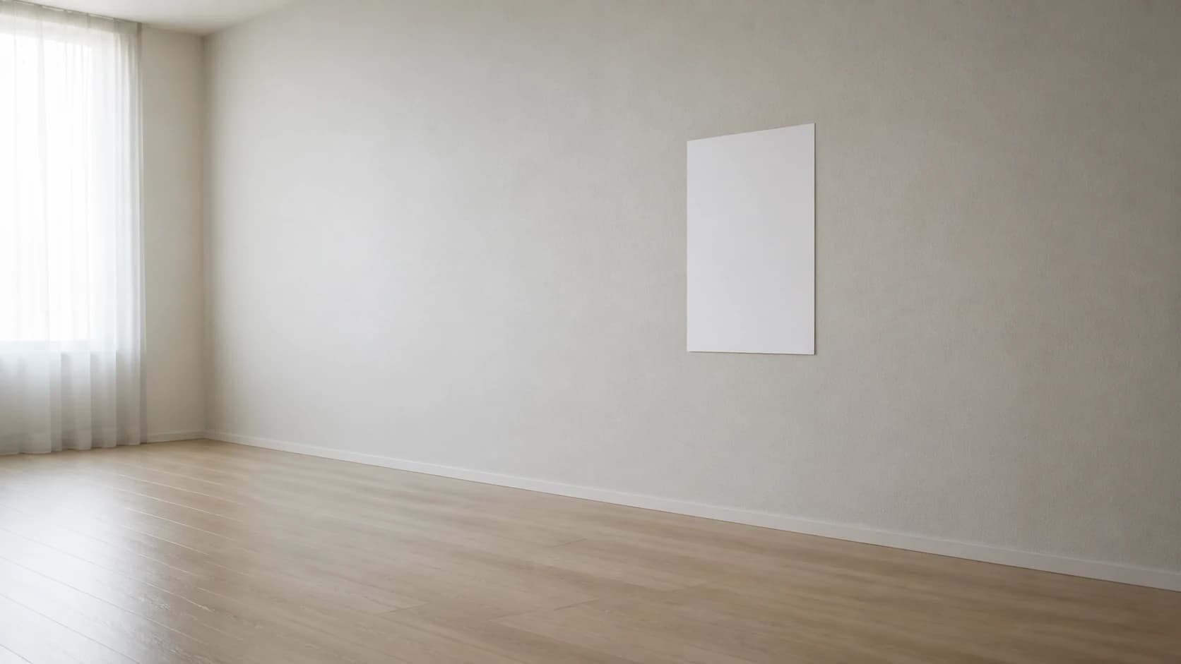 벽에 붙은 내용이 식별되지 않는 종이 한 장을 일정 거리에서 바라보는 구도